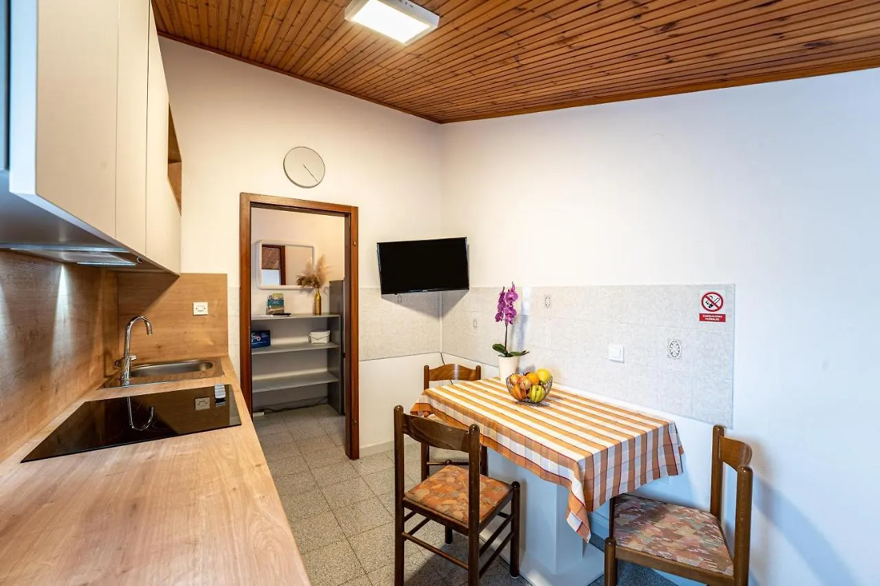 Apartmani Mirela Banjole 0*,